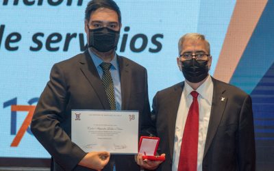 Académico Carlos Reiher Núñez fue reconocido por diez años de trayectoria en nuestro Departamento